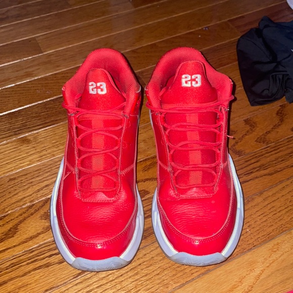 jordan max aura 3 university red